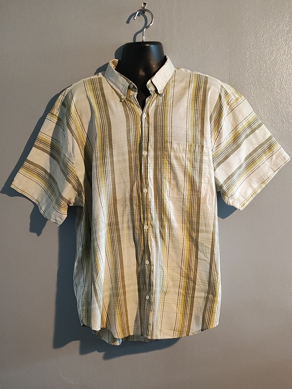 Casual Country Men's Short-Sleeve Button-Down Plaid Shirt - Light Olive/Beige